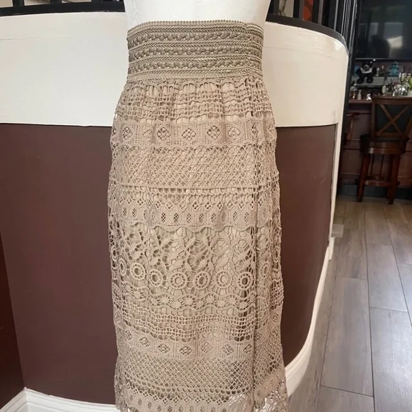 J Gee Beige Crochet Lace Midi Skirt Size Small – Boho Chic, Excellent Condition - Picture 6 of 8